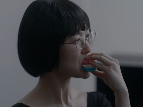 木村美穂がそっくりさんたちと一緒にお菓子を食べてしまい、渡辺江里子にたしなめられるシーン