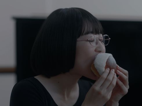 木村美穂がそっくりさんたちと一緒にお菓子を食べてしまい、渡辺江里子にたしなめられるシーン