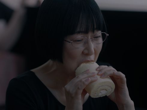 木村美穂がそっくりさんたちと一緒にお菓子を食べてしまい、渡辺江里子にたしなめられるシーン