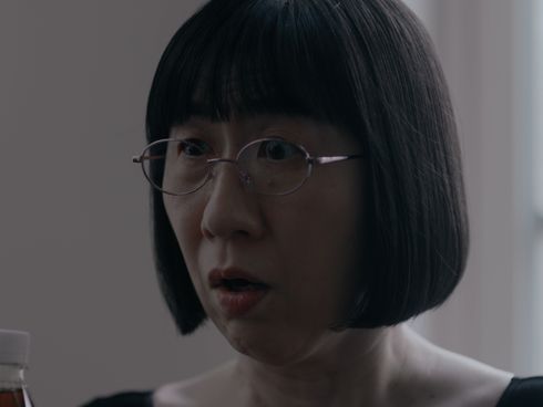 木村美穂がそっくりさんたちと一緒にお菓子を食べてしまい、渡辺江里子にたしなめられるシーン