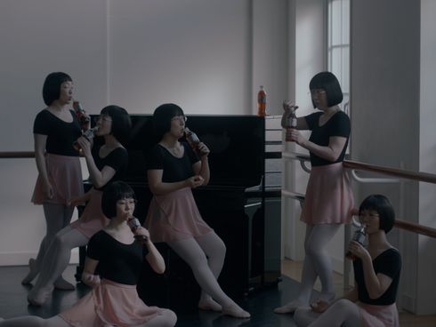 そっくりさんたちと一緒にウーロン茶を飲む阿佐ヶ谷姉妹