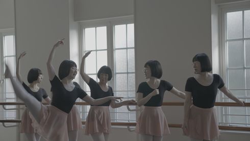 レッスンシーンの撮影に挑む阿佐ヶ谷姉妹