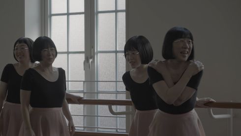 レッスンシーンの撮影に挑む阿佐ヶ谷姉妹