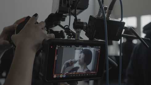 ウーロン茶を飲むシーンのカメラチェック