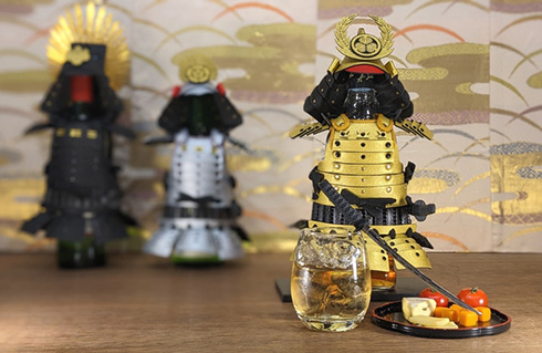 金色の鎧「金陀美具足」でドリンクを飲める！　歴史エンタメなボトルカバーがクラファンに登場