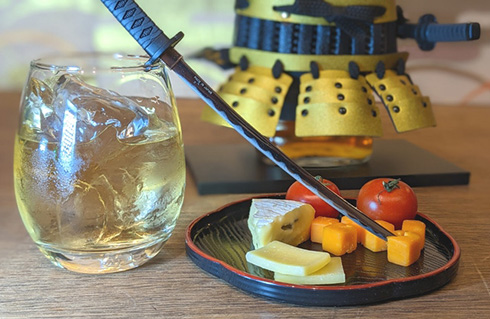 金色の鎧「金陀美具足」でドリンクを飲める！　歴史エンタメなボトルカバーがクラファンに登場