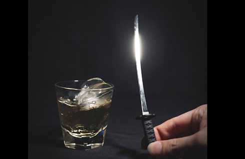 金色の鎧「金陀美具足」でドリンクを飲める！　歴史エンタメなボトルカバーがクラファンに登場