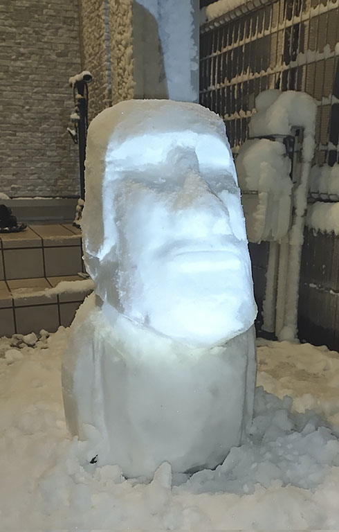 雪で作ったモアイ像