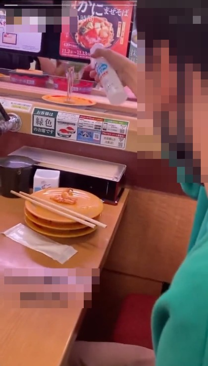 回転寿司チェーン「スシロー」店舗で、利用客がレーンを回る寿司にアルコール消毒とみられるものを噴射している動画が新たに拡散