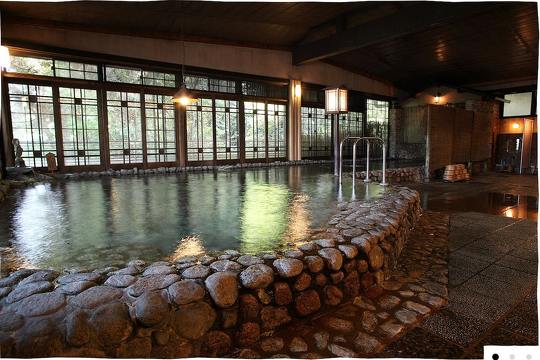 福岡県の老舗旅館「二日市温泉 大丸別荘」が週1回以上は実施する必要がある、大浴場の湯を年2回しか交換していなかった