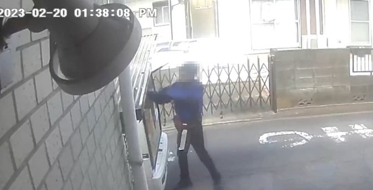 佐川急便の配達員が車内に荷物を乱暴に投げつける動画が、SNS上などで物議