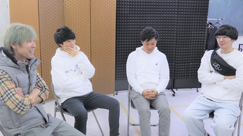 談笑する4人