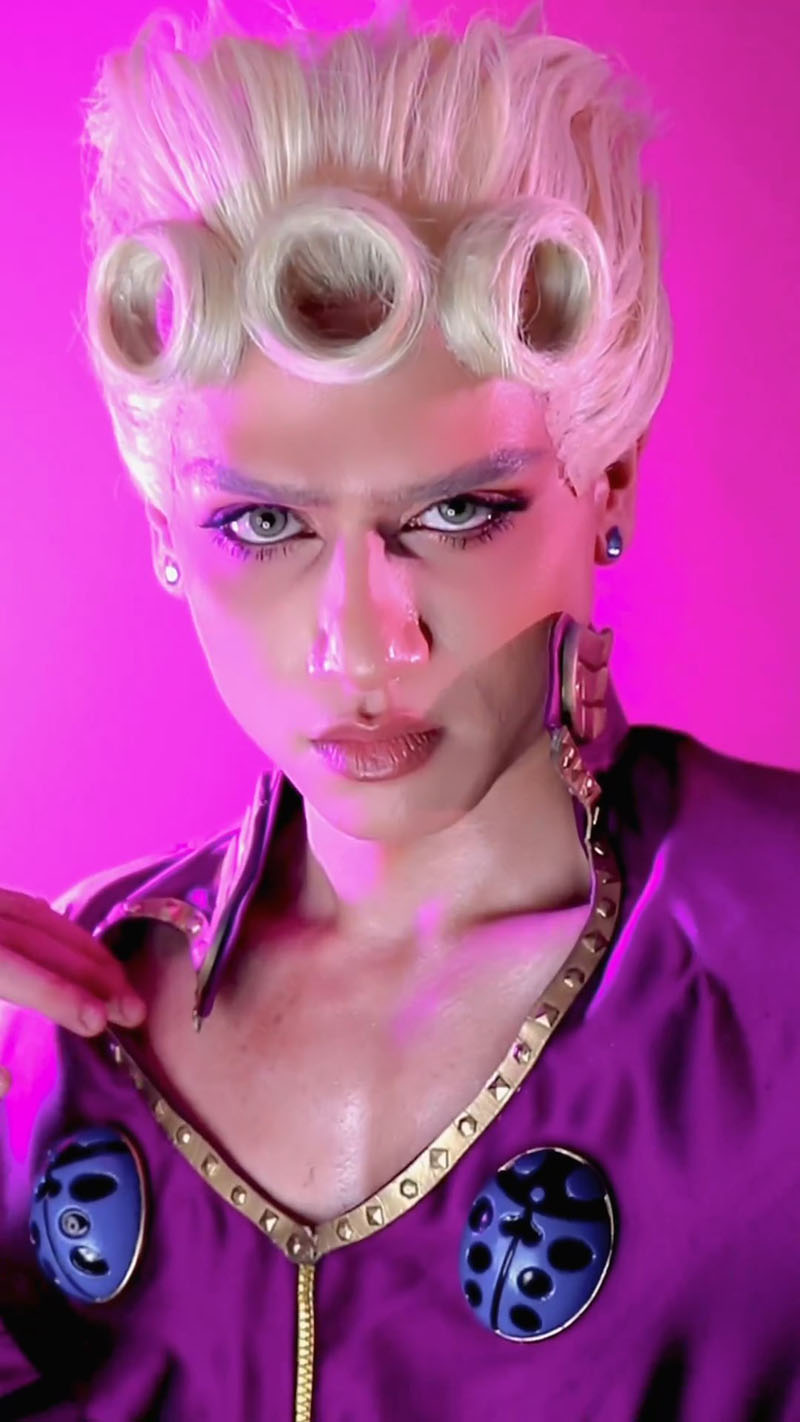 「ジョジョ」のジョルノ・ジョバァーナに扮した海外コスプレレイヤー　色っぽいまなざしがディ・モールトベネ（非常に良し）！