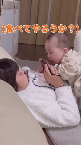 「お姉ちゃんに構ってほしい0歳児」