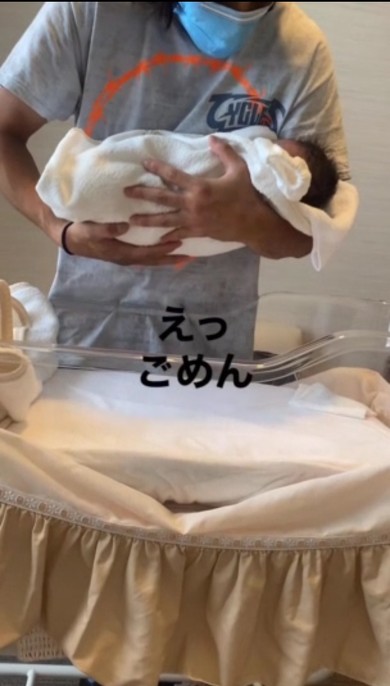 初めての抱っこで謝るパパ