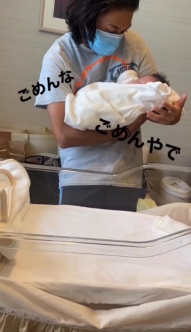 初めての抱っこで謝るパパ