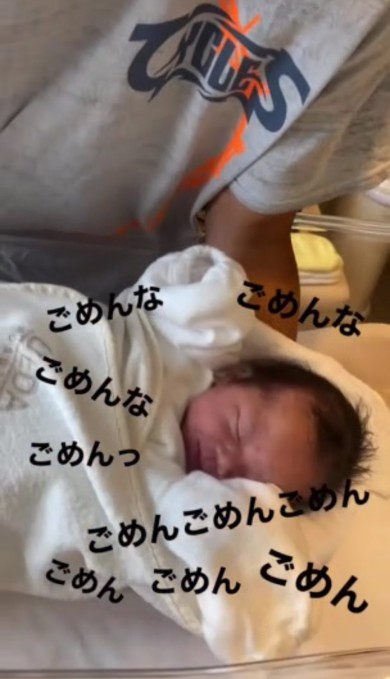 初めての抱っこで謝るパパ