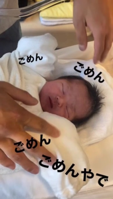 初めての抱っこで謝るパパ