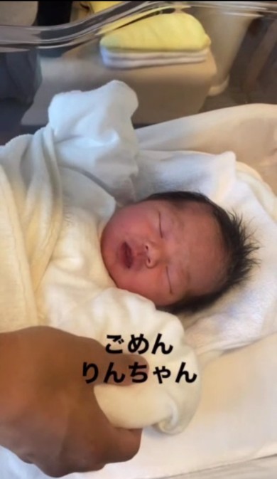 初めての抱っこで謝るパパ