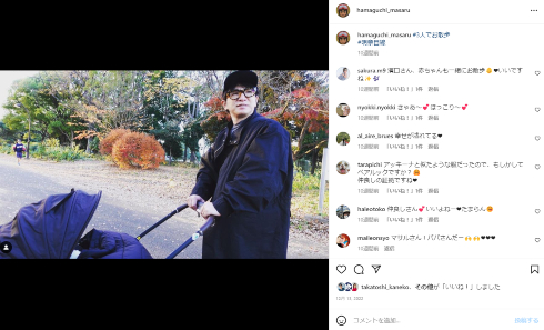 2022年7月に誕生した第1子のベビーカーを押す濱口優