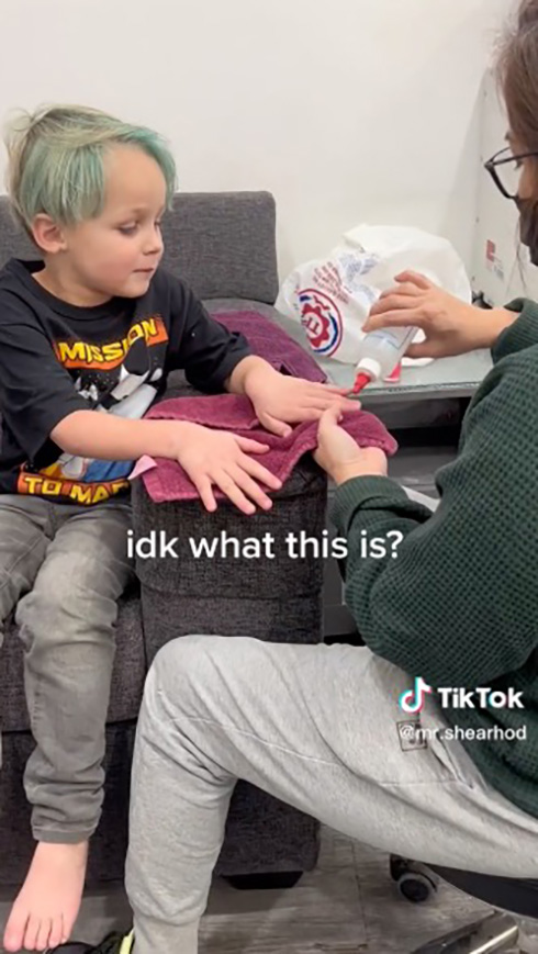 学校の先生「爪を塗るのは女の子だけ」→ネイルに憧れていた男の子が動揺　男の子の父親がネイルショップへ連れて行く動画に反響