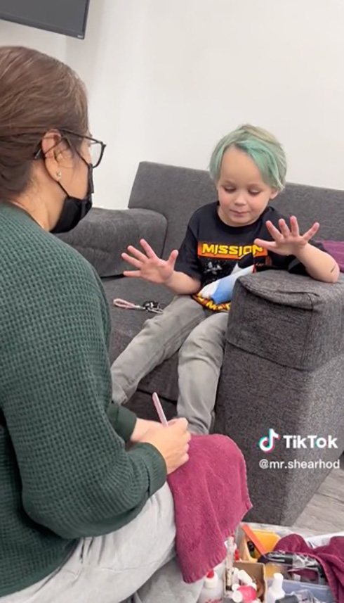 学校の先生「爪を塗るのは女の子だけ」→ネイルに憧れていた男の子が動揺　男の子の父親がネイルショップへ連れて行く動画に反響