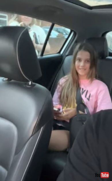 ワンコを迎えて涙する少女