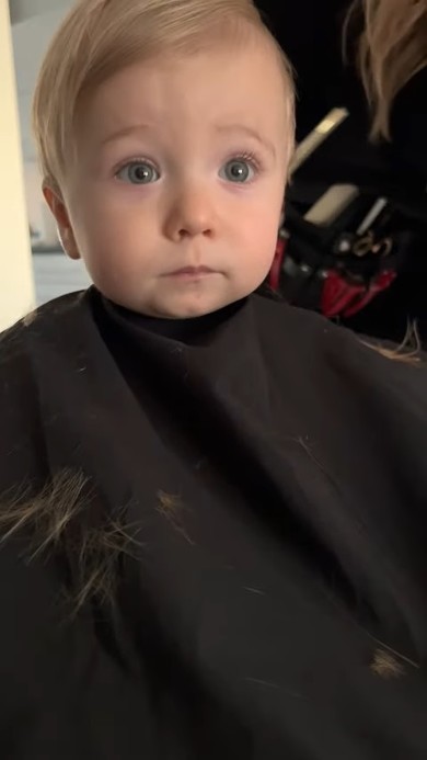 ヘアカットする赤ちゃん