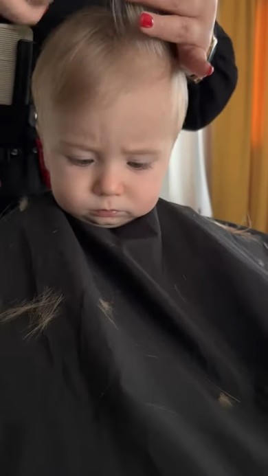 ヘアカットする赤ちゃん