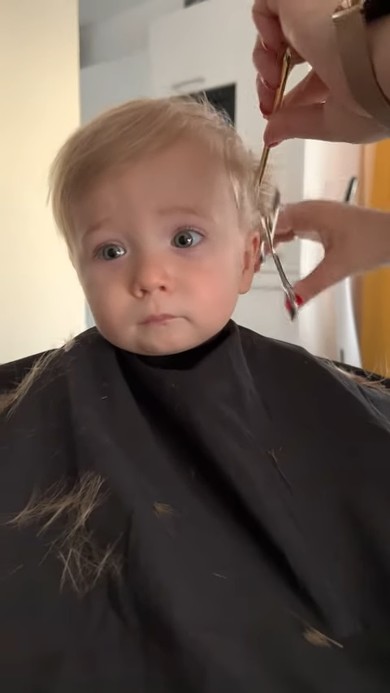 ヘアカットする赤ちゃん