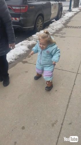 「Toddler Walks Like T-Rex || ViralHog」