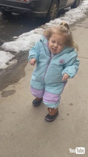 「Toddler Walks Like T-Rex || ViralHog」