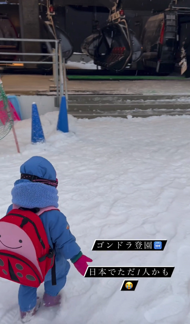 2歳の女の子がゴンドラを使って登園
