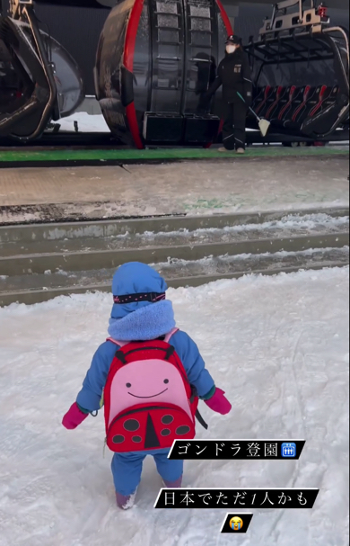 2歳の女の子がゴンドラを使って登園