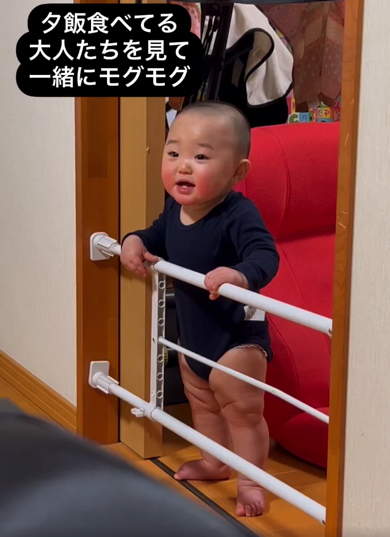 大人のまねをする赤ちゃんがかわいい