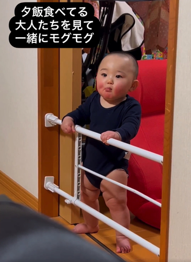 大人のまねをする赤ちゃんがかわいい