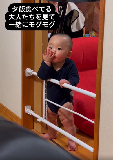 大人のまねをする赤ちゃんがかわいい