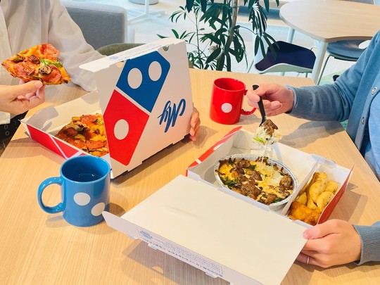 　ドミノ・ピザは2月27日から、ピザ1枚をデリバリーで買うと、もう1枚が100円になるキャンペーン「ドミノの￥100 WEEK！」を実施