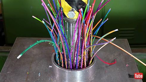 いろんなものを油圧プレスする様子をまとめた連続プレス動画が迫力満点　爆発するニンジンや書籍がインパクトがすごい