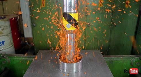 いろんなものを油圧プレスする様子をまとめた連続プレス動画が迫力満点　爆発するニンジンや書籍がインパクトがすごい