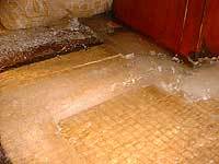 トイレに氷が張っている光景