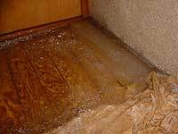 トイレに氷が張っている光景