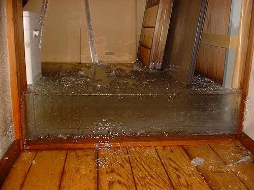 水道管の破裂に1カ月気付かなかったら……　ドアの向こうに広がっていた光景が話題「コレはすごいw」「レベルが違う」