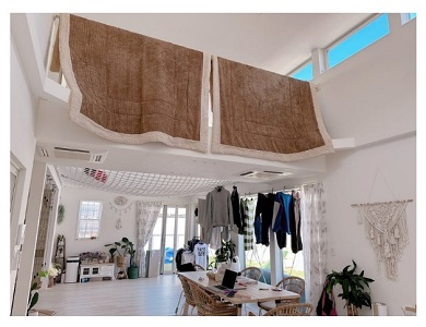 花粉症対策で屋内に洗濯を干す辻希美