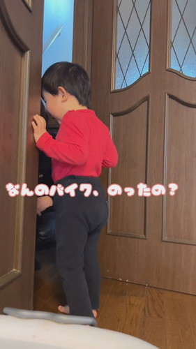 「憧れの叔父さんと張り合いたい2歳」