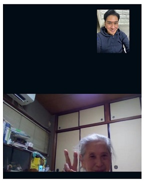 母親とビデオ通話中の川崎麻世