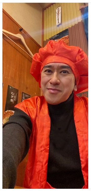 赤いちゃんがんこ姿の川崎麻世