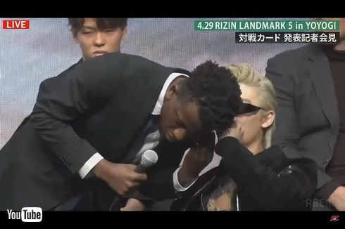 記者会見で通訳に耳打ちする平本蓮