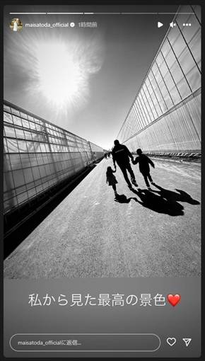 子どもたちの手を引いて歩く田中将大