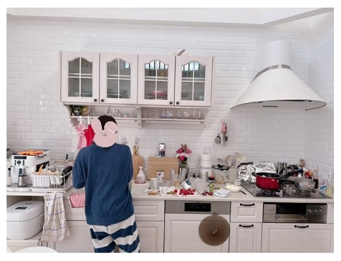 キッチンでいちご飴を作る辻希美の長女